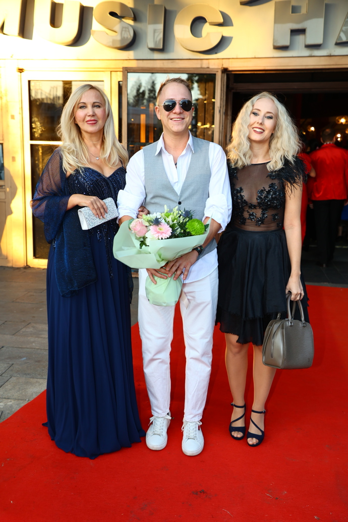 Do společnosti vyrazily také dámy Grossovy. Partner Denisy Grossové, Filip Hořejš, oblékl bílé kalhoty, šedou vestu a bílou košili. 
