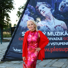 Veronika Žilková dorazila na premiéru muzikálu Ples upírů.