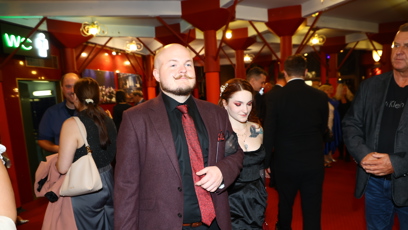 FOTO: Artur Štaidl přišel na premiéru muzikálu Ples upírů s doprovodem.