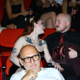 Artur Štaidl si s dívkou vyměňovali zamilované pohledy a láskyplné doteky.