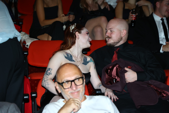 Artur Štaidl si s dívkou vyměňovali zamilované pohledy a láskyplné doteky.