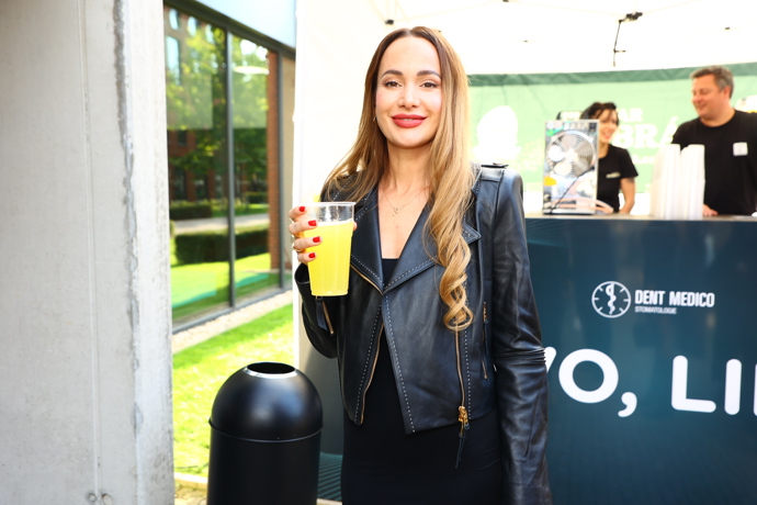 Karolína s drinkem na otevření nové zubní kliniky.