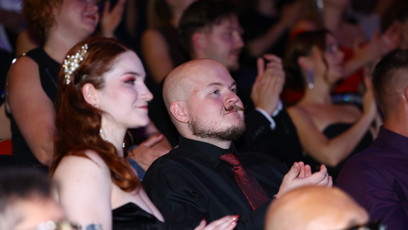 FOTO: Artur Štaidl na premiéře muzikálu Ples upírů s potetovanou slečnou.