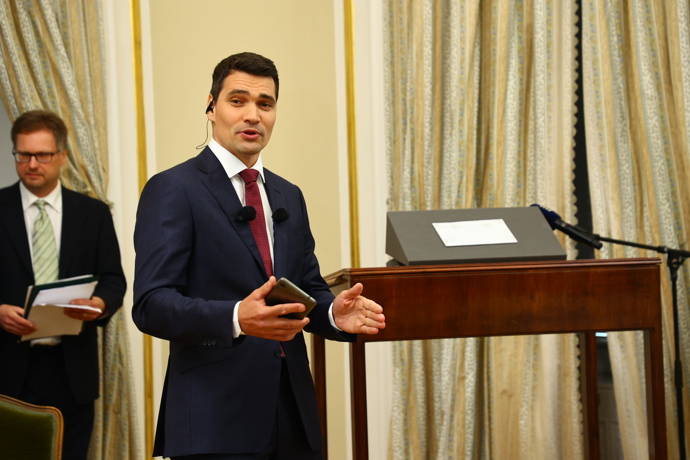 Moderátor Daniel Stach u dopisu od Tomáše Garrigua Masaryka.