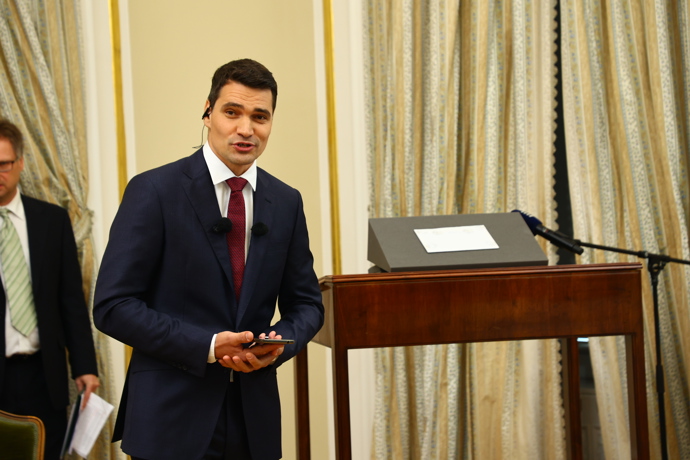 Daniel Stach s dopisem od Tomáše Garrigua Masaryka.