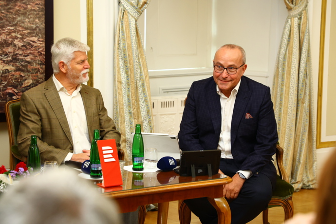 Petr Pavel s moderátorem Janem Pokorným.