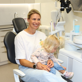 Vyzkoušely si také společně zubařské křeslo.