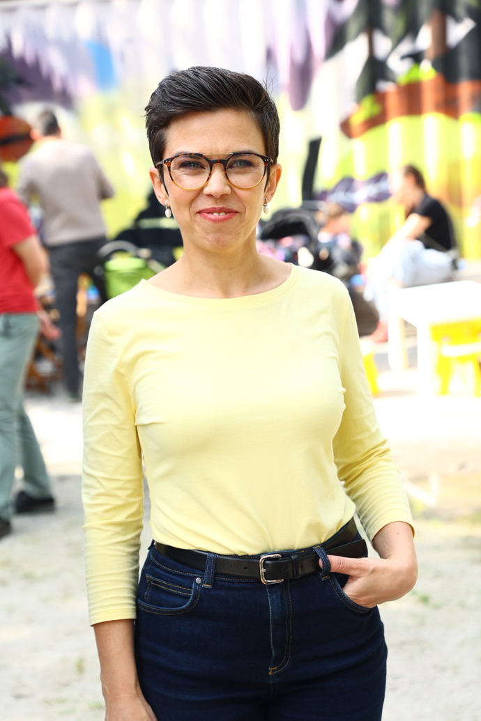 Světlejší barva u obličeje ženám svědčí, Olga Richterová se rozhodla dokonce pro zářivě žlutou.