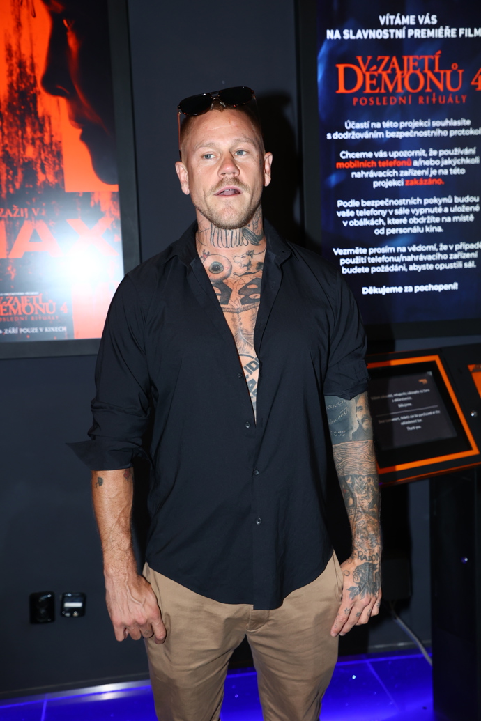 Adam Raiter na premiéře V zajetí démonů 4.