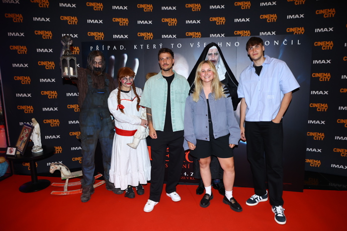 Hvězdy Farmy na premiéře.