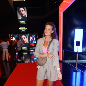 Kateřina Pechová do kina oblékla komplet sáčka a šortek, k tomu růžový top a tmavé sandály. 