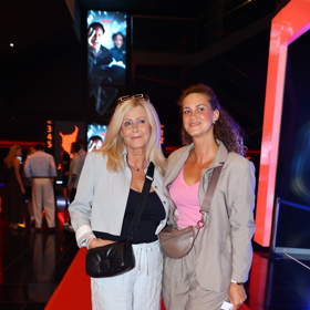 Moderátorka Kateřina Pechová vyvedla do kina svoji půvabnou maminku. Co myslíte, jsou si podobné?