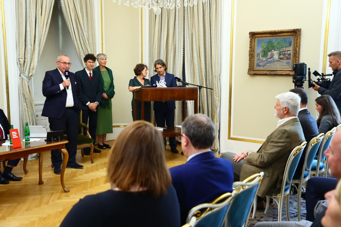 Otevírání dopisu od TGM.