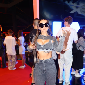 Sharlota byla tentokrát odvážná - oblékla džínové bolerko a sportovní podprsenku, k tomu šedé baggy jeans ve stejném odstínu. 