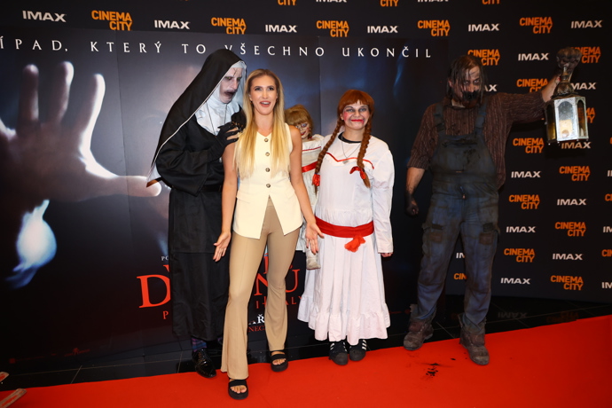 Sabina Pšádová oblékla vanilkovou vestu s kovovými knoflíčky a béžové kalhoty do zvonu - tón v tónu. 
