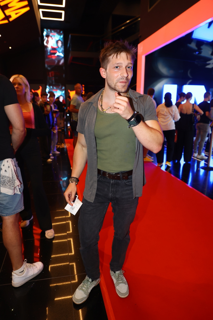 Filip František Červenka oblékl do kina šedivé a khaki odstíny. 