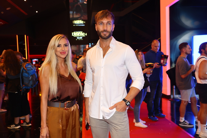 Influencerka Denise Ayverdi s doprovodem.