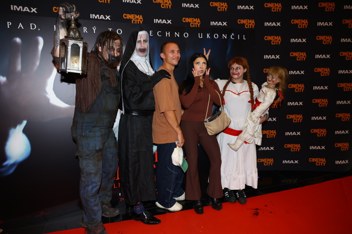 Zpěvačka Pam Rabbit na premiéře.
