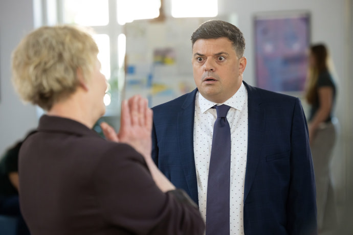 Přestože se dostaví i jeho maminka Božena, Ota je v koncích. Trápí ho nechtěné dědictví po Soně...