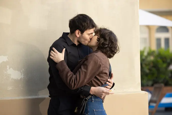 ...Denis a Daniela se políbí.