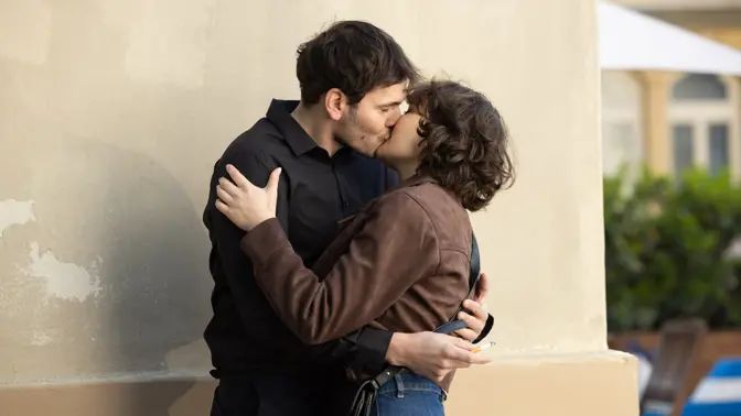 ...Denis a Daniela se políbí.