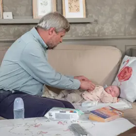 Z Luďka je pečlivý táta.