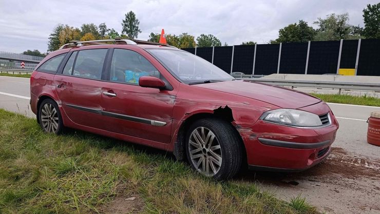 Muž měl nehodu na dálnici a odstavil zde svůj vůz. 