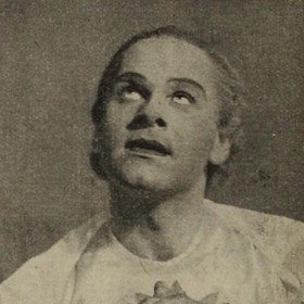 Vedle toho se realizoval zejména na divadle (na snímku z roku 1973 zachycuje Vítězslava v roli hraběte Richmonda v Shakespearově hře Richard III.). Střihl si ale i roli ve filmu Ryba na suchu.
