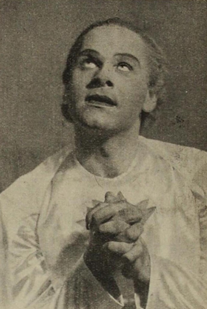 Vedle toho se realizoval zejména na divadle (na snímku z roku 1973 zachycuje Vítězslava v roli hraběte Richmonda v Shakespearově hře Richard III.). Střihl si ale i roli ve filmu Ryba na suchu.