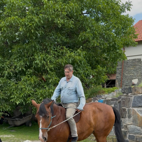 Jeho život je spjat s ježděním.