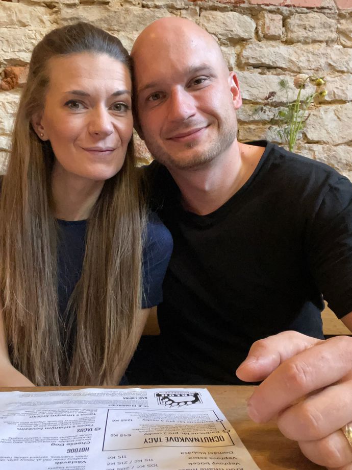 Zatímco Michaela musela podstoupit náročnou operaci břicha, při níž jí vyňali vaječník a uzliny, a další onkologickou léčbu, klučíka chodil do inkubátoru mazlit její partner.