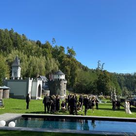 Na svatbě byli všichni sladění.