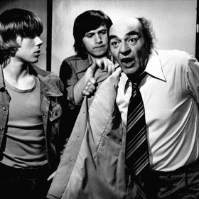 "Prcek", kterého hraje Roman Čada, se rozhoduje, kam půjde po devítce. Na snímku s Josefem Bláhou, v pozadí Jan Hrušínský.