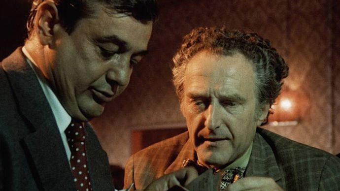 Na snímku z filmu Kdo přichází před půlnocí jsou Josef Vinklář a Jiří Hálek.