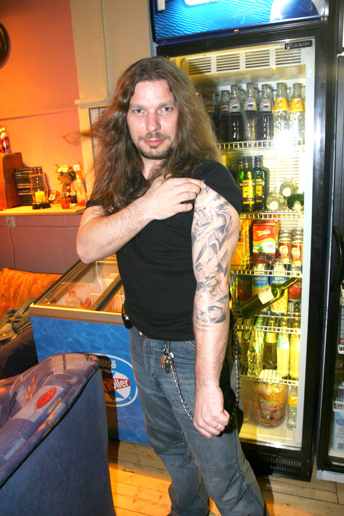 Kromě dlouhých vlasů se rocker pyšní také sbírkou tetování. 