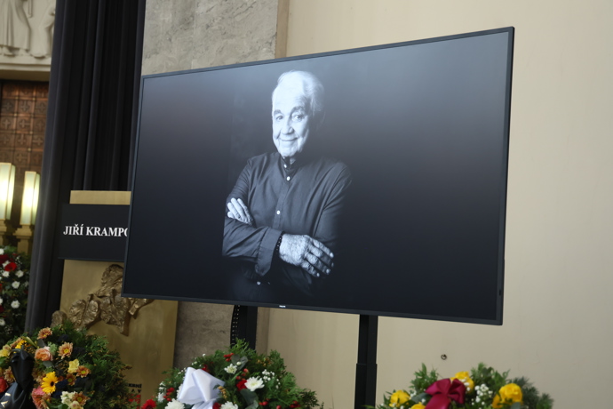 Portrét Jiřího Krampola od fotografa Jakuba Ludvíka vévodil poslednímu rozloučení.