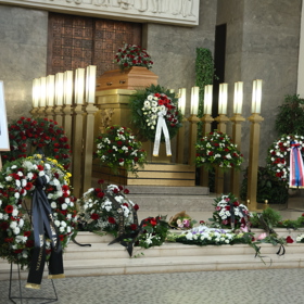 Stejná fotografie Jakuba Ludvíka, která hrála prim na pohřbu, bude i na náhrobku Jiřího Krampola.