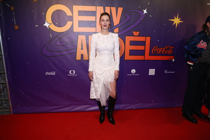 A zpěvačka a herečka Bára Poláková vsadila na něžné krémové šaty, které doplnila kozačkami.