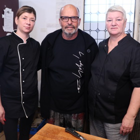 Zdeněk Pohlreich zřejmě nepřinesl štěstí ani ukrajinským kuchařkám. Dnes zde vaří gruzínský kuchař. 