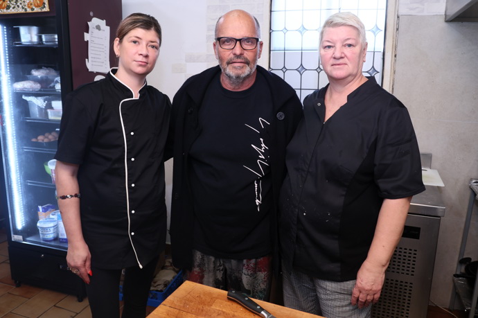 Zdeněk Pohlreich zřejmě nepřinesl štěstí ani ukrajinským kuchařkám. Dnes zde vaří gruzínský kuchař. 