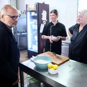 Zdeněk Pohlreich s původní sestavou Starosuchdolské restaurace.