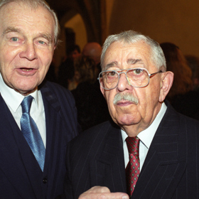 Svůj život dobrovolně ukončil v 81 letech na milovaná chalupě ve Slunečné. Na snímku s věhlasným kolegou Radovanem Lukavským.