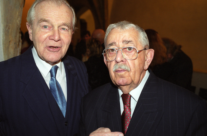 Svůj život dobrovolně ukončil v 81 letech na milovaná chalupě ve Slunečné. Na snímku s věhlasným kolegou Radovanem Lukavským.