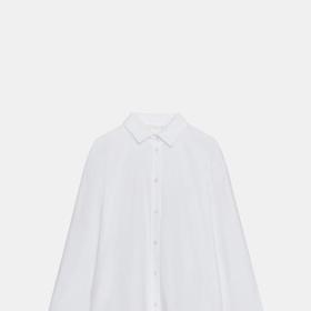 Bílá košile je základem šatníku. Ve skříni nechybí ani Twiggy. Tento kousek prodává Zara za 999 Kč.