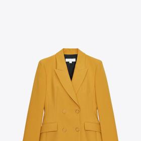 Například toto hořčicově žluté dvouřadé sako s trendy ramenními vycpávkami seženete u Zary za 1599 Kč.