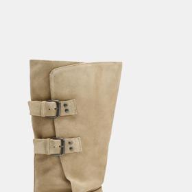 Kozačky ze štípaného semiše s přezkami, Zara, 3399 Kč