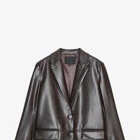 Sako rovného střihu z imitace kůže v tmavším čokoládovém odstínu seženete třeba u Zary za 1499 Kč.