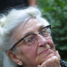 Stella Zázvorková byla velmi oblíbená česká herečka, která hrála v mnoha seriálech, a to i v nejstarším českém seriálu z roku 1959 s názvem Rodina Bláhova, který režírovali Jaroslav Dudek se Stanislavem Strnadem.