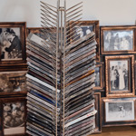 Stojan na CD nemůže v domácnosti muzikanta a zpěvačky chybět.