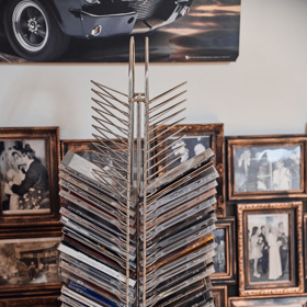 Stojan na CD nemůže v domácnosti muzikanta a zpěvačky chybět.